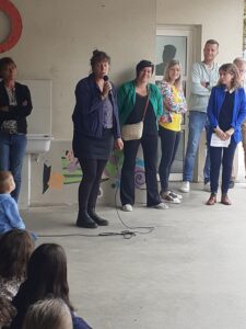 artiste inaugurant la fresque de l'école